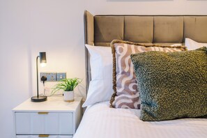 2 habitaciones, tabla de planchar con plancha y cuna de viaje 