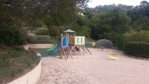 Children’s area - AIR-CONDITIONED APARTMENT WITH TERRACE AND SEA VIEW - GOLF DE ST TROPEZ (Roquebrune-sur-Argens)