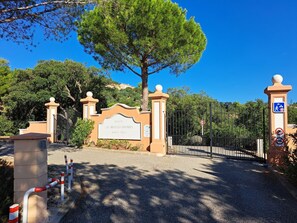 Property grounds - AIR-CONDITIONED APARTMENT WITH TERRACE AND SEA VIEW - GOLF DE ST TROPEZ (Roquebrune-sur-Argens)