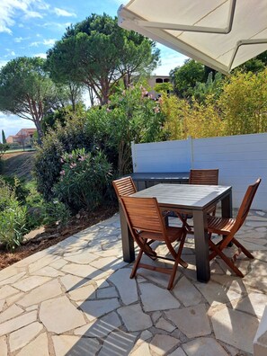 Outdoor dining - AIR-CONDITIONED APARTMENT WITH TERRACE AND SEA VIEW - GOLF DE ST TROPEZ (Roquebrune-sur-Argens)