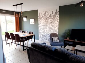 TV, books - Comfortable family gite by the sea, pets welcome. (Guissény)