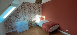 3 bedrooms, iron/ironing board, travel crib, free WiFi - Comfortable family gite by the sea, pets welcome. (Guissény)