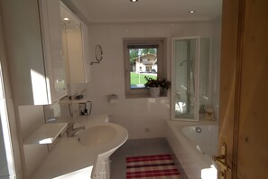 Regadera, secadora de cabello, toallas 