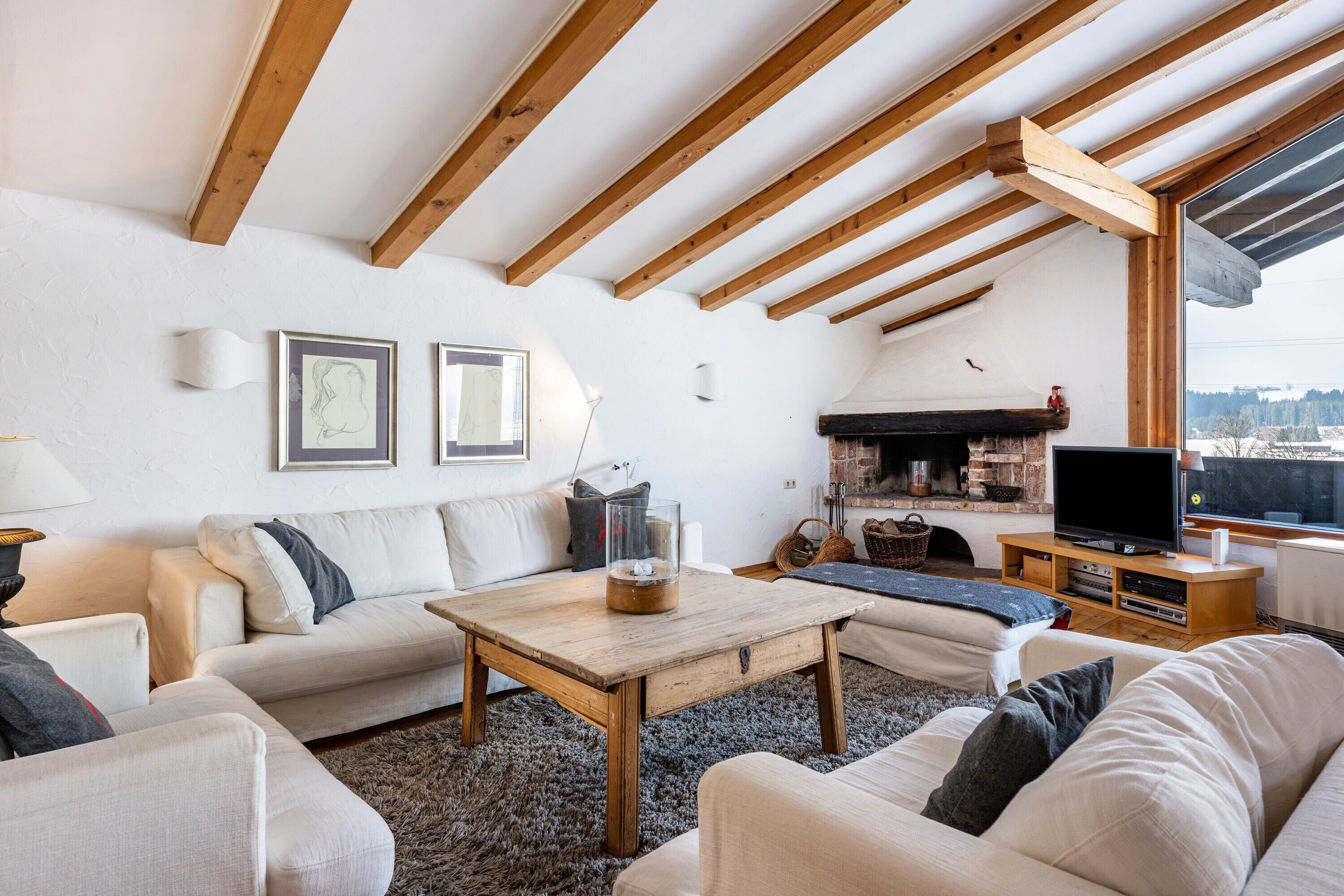 Televisio, takka, DVD-soitin, stereot