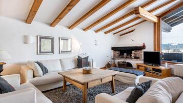 Televisio, takka, DVD-soitin, stereot