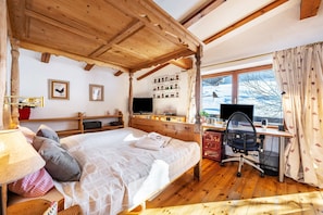 Planxa i posts de planxar, wifi i roba de llit 