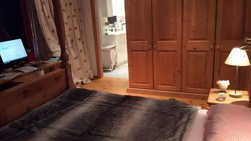 Tabla de planchar con plancha, wifi y ropa de cama