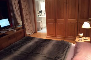 Tabla de planchar con plancha, wifi y ropa de cama 