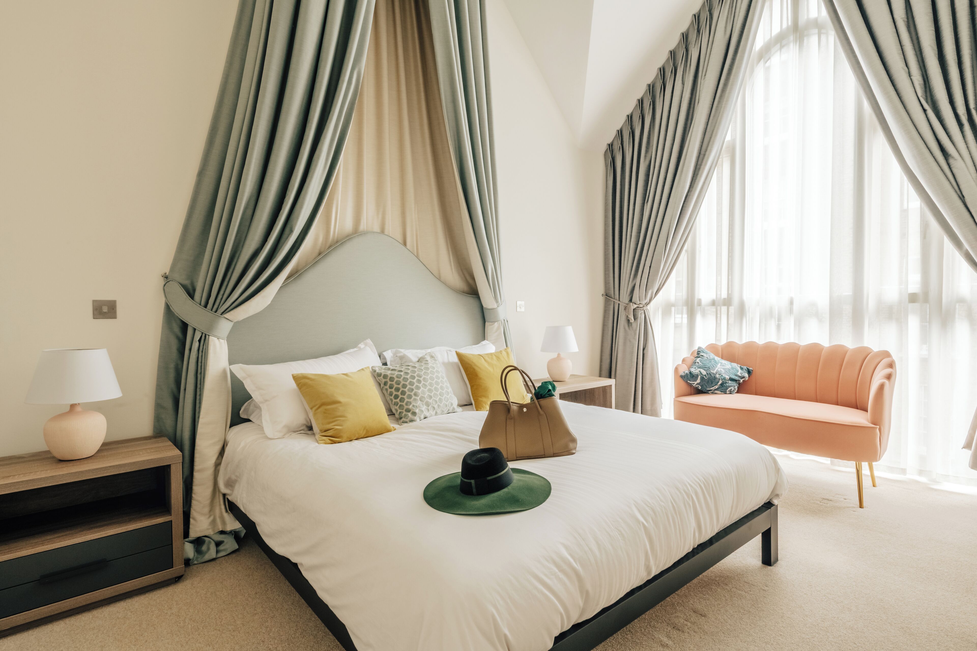 4 habitaciones, tabla de planchar con plancha, wifi y ropa de cama 