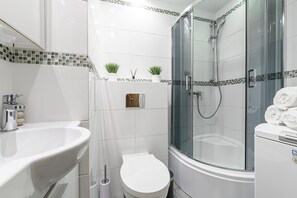 Shower, hair dryer, towels - Lumina apartment near center of Warsaw (Warszawa BIG)