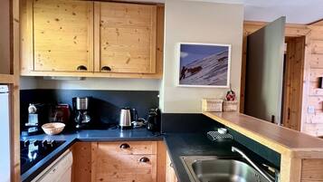 Réfrigérateur, micro-ondes, four, plaque de cuisson