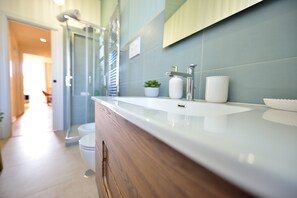 Dusche, Haartrockner, Bidet, Handtücher