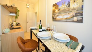 Dining - Stylish Apartment for 4 near Metro B1 - Easy Access to Rome Center (Roma)