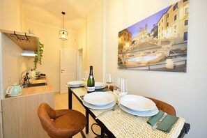 Dining - Stylish Apartment for 4 near Metro B1 - Easy Access to Rome Center (Roma)