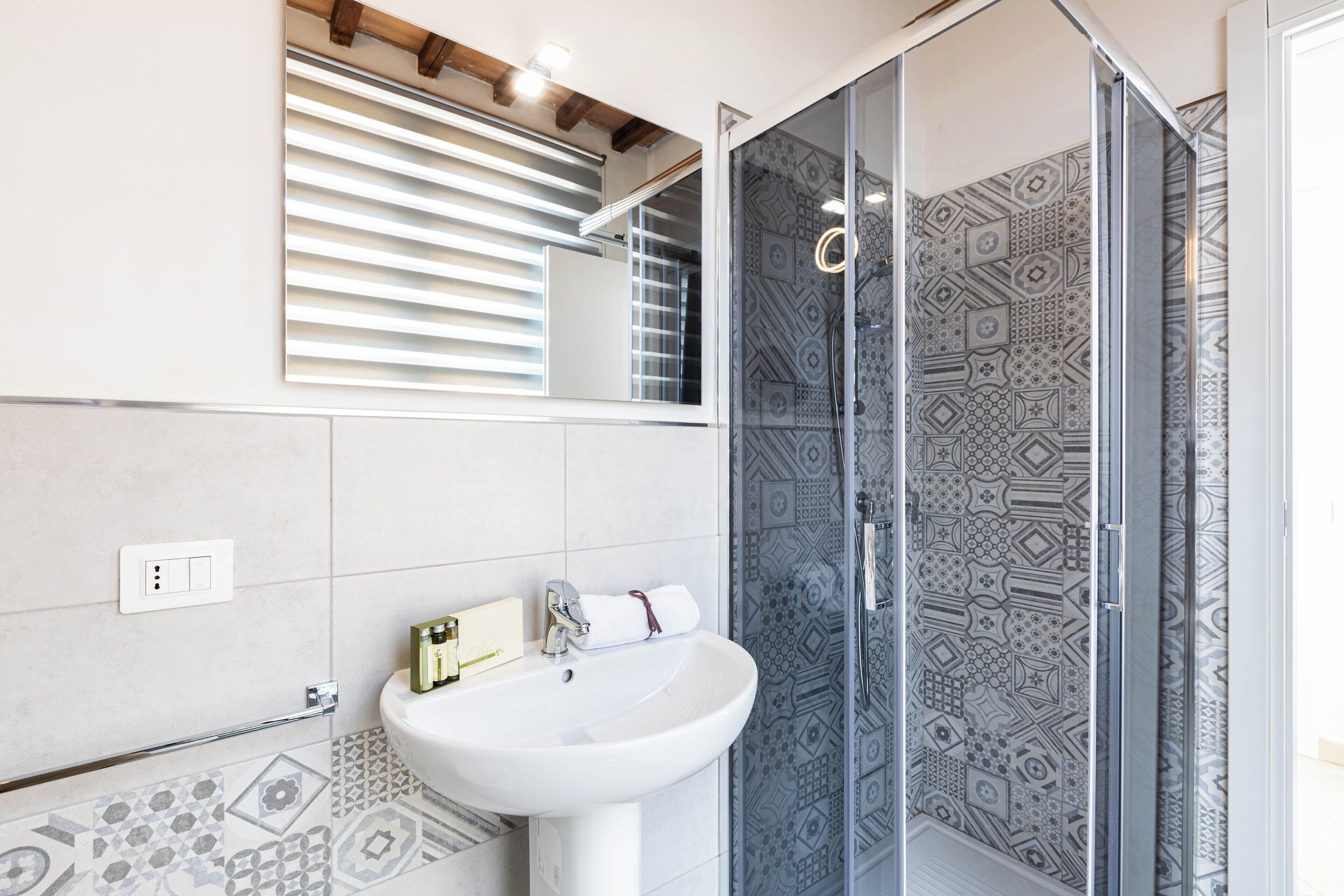 Douche, sèche-cheveux, bidet, serviettes fournies