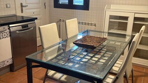 Dining - Disconnect between mountains, with gym, music room and cinema (pets allowed). (MD)
