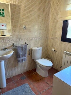 Sèche-cheveux, bidet, serviettes fournies, savon