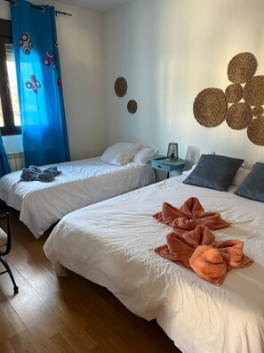 Een strijkplank/strijkijzer, wifi, beddengoed