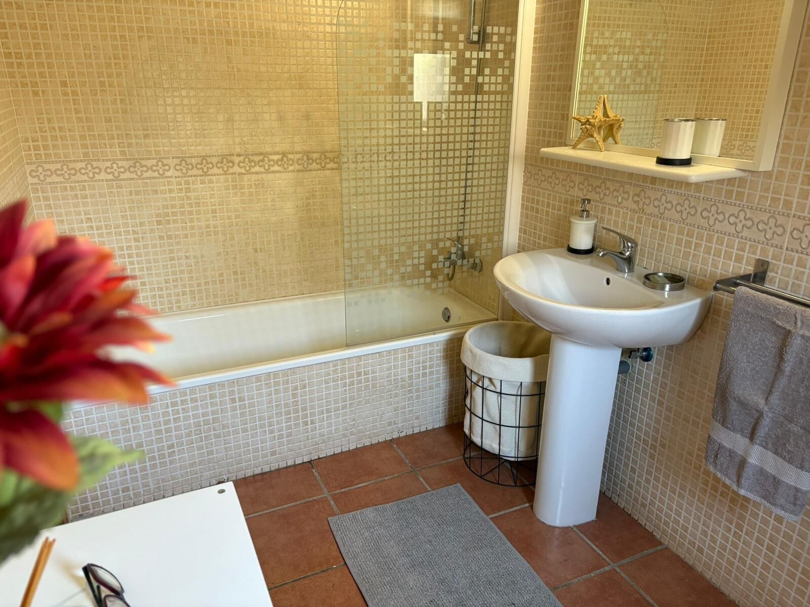 Asciugacapelli, bidet, asciugamani, sapone
