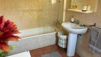 Asciugacapelli, bidet, asciugamani, sapone