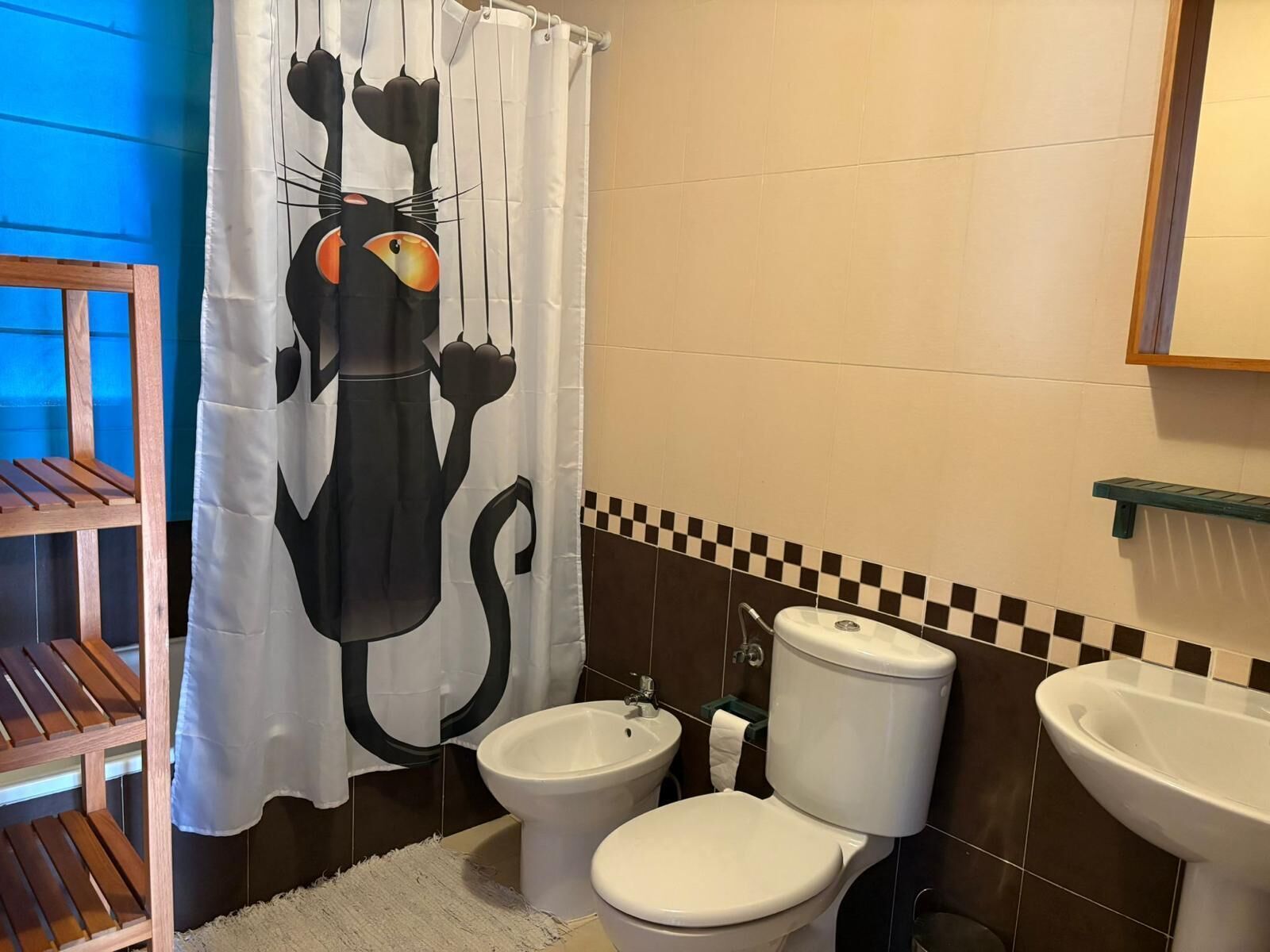 Een haardroger, een bidet, handdoeken, zeep