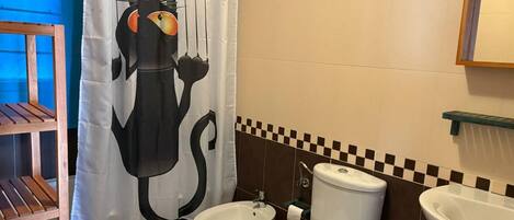 Een haardroger, een bidet, handdoeken, zeep