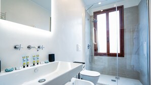 Dutxa, assecador de cabells i bidet