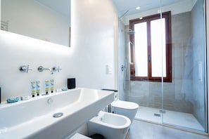 Shower, hair dryer, bidet - Operetta Cosy Apartment in Dorsoduro (Venecia)