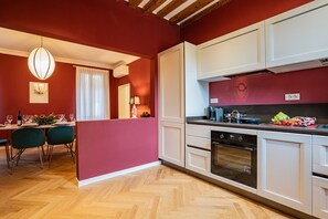 Kylskåp, ugn, diskmaskin och kaffe- och tebryggare