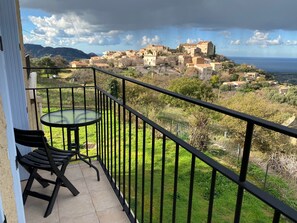 Property grounds - Apartment 'Villa Pigna' with Sea View, Private Terrace and Wi-Fi (Pigna)