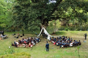 Villa Grand, vista al río | Área para banquetes al aire libre
