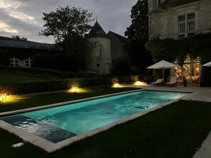 Villa Grand, vista al río | Alberca | Alberca al aire libre por temporada 