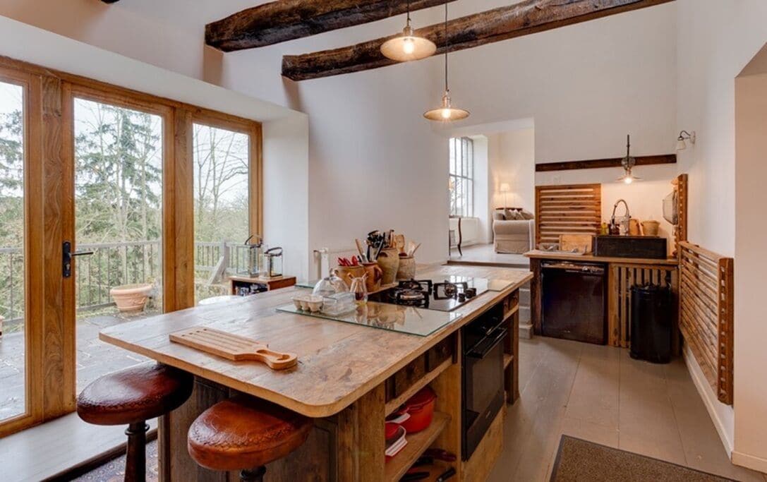 Signature maisonnette, uitzicht op rivier | Privékeuken | Een kinderstoel