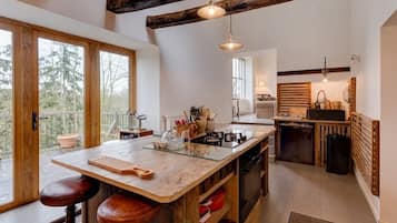 Signature maisonnette, uitzicht op rivier | Privékeuken | Een kinderstoel