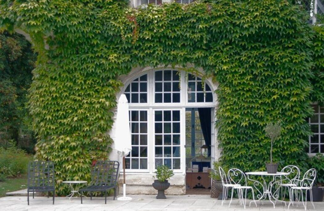 Luksussviitti, näköala uima-altaalle | Ulkoruokailutilat