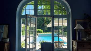 Luxury Suite, Pool View | Interior