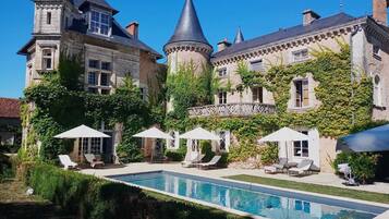 Grand villa, uitzicht op rivier | Zwembad | Een seizoensgebonden buitenzwembad