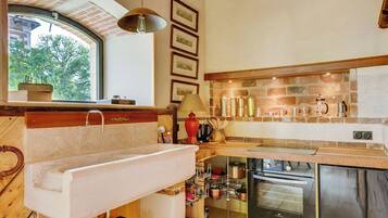 Deluxe Studio, Kitchen, Courtyard View | Private kitchen | High chair