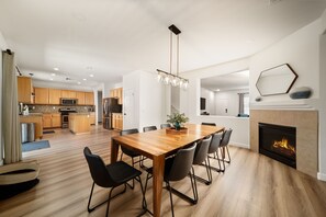 Dining - Unwind  at your own private  luxury resort!! (Coachella)