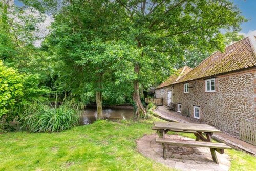 Historic Snettisham Watermill: with Tranquil Mill Pond and River : Pets Welcome