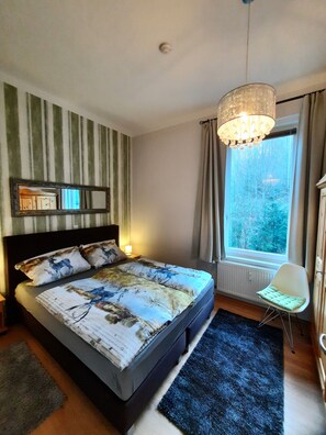 1 habitación, tabla de planchar con plancha y cuna de viaje 