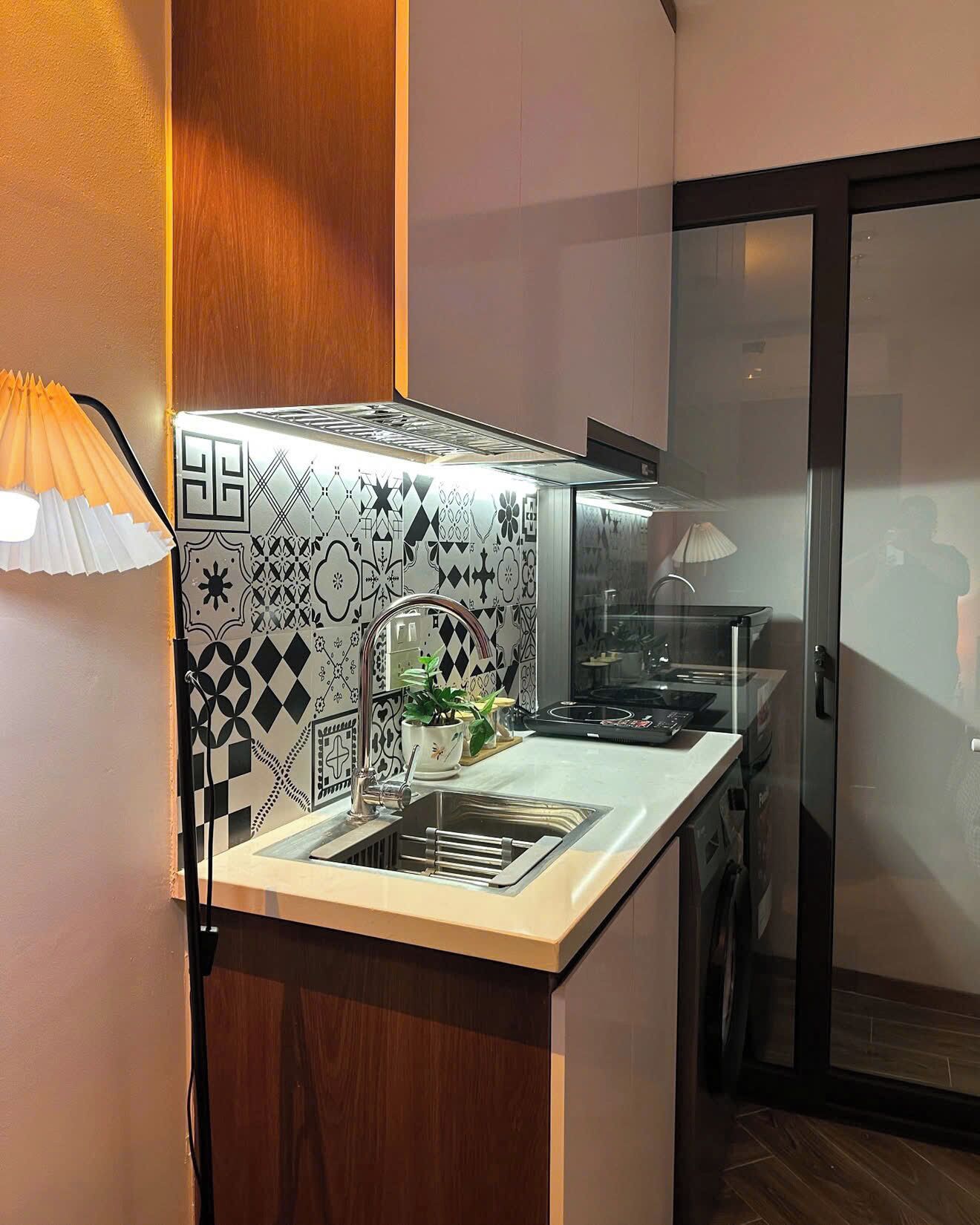 Espressomaskin, kaffetrakter/tekoker, vannkoker og spisebord