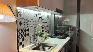 Espressomaskin, kaffetrakter/tekoker, vannkoker og spisebord