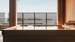 [温泉かけ流し檜露天風呂付] コーナースイート(69平米) 禁煙 | セーフティボックス (室内)、WiFi (無料)、ベッドシーツ