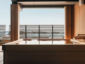 Caja de seguridad en la habitación, wifi gratis y ropa de cama