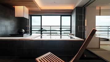 Dobbeltrom i japansk stil, balkong, havutsikt (Open Air Bath with view, 56 sqm) | Safe på rommet, wi-fi (inkludert) og sengetøy