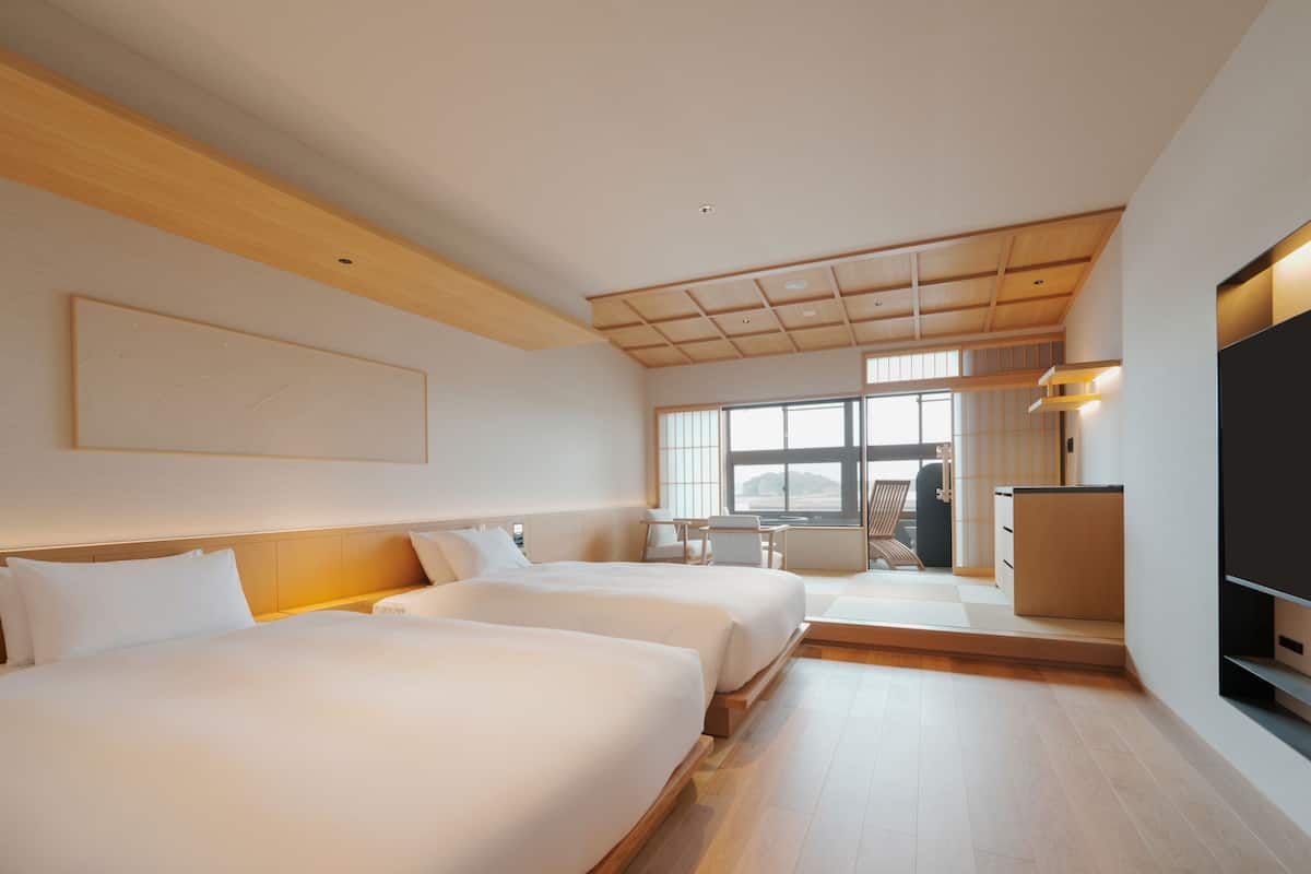 Chambre avec lits jumeaux de style japonais, balcon, vue sur l’océan (Semi-Open Air Bath, 58-59 sqm) | Coffre-fort, accès au Wi-Fi (inclus), literie fournie