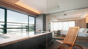 Dobbeltrom i japansk stil, balkong, havutsikt (Open Air Bath with view, 56 sqm) | Safe på rommet, wi-fi (inkludert) og sengetøy