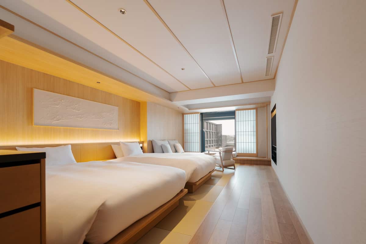 Chambre avec lits jumeaux de style japonais, balcon, vue sur l’océan (Open-Air Cypress Bath, 54 sqm) | Coffre-fort, accès au Wi-Fi (inclus), literie fournie