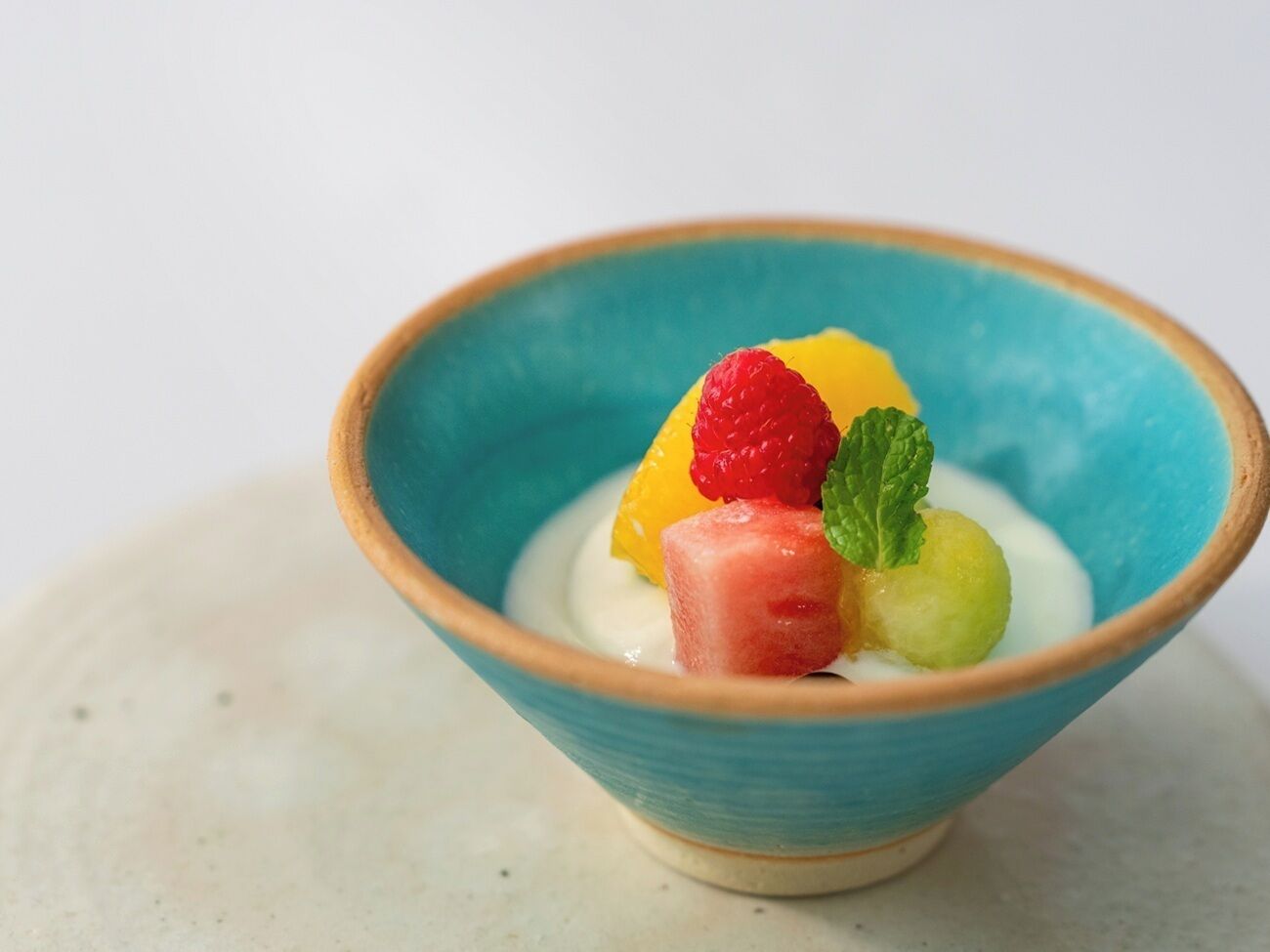 Een dessert in een blauwe kom met een witte achtergrond.